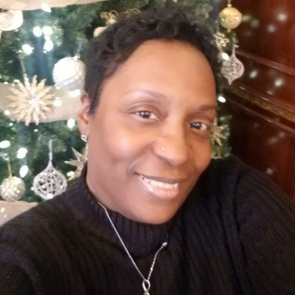 Meet your Posher, Karima - Picture 2 of 3